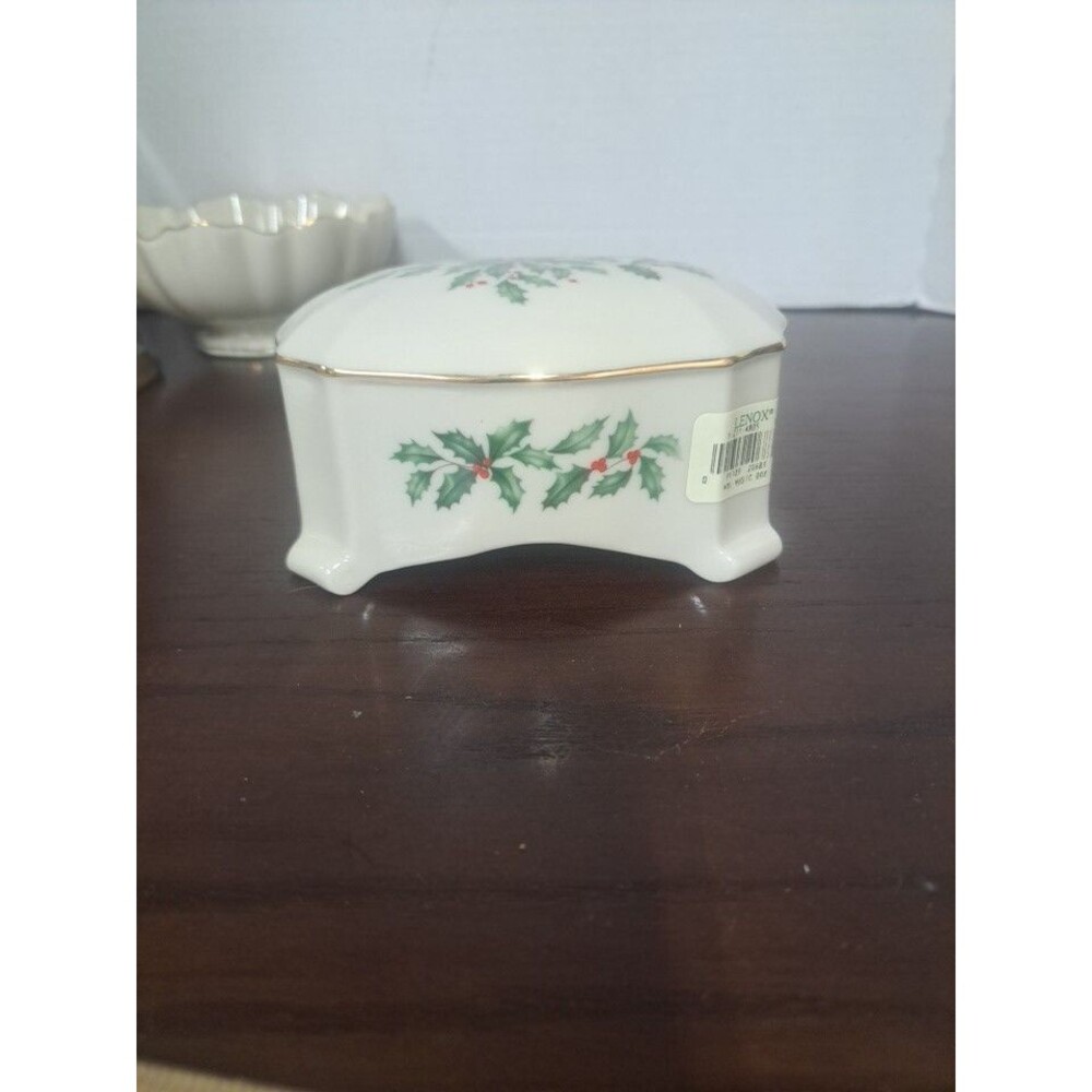 Lenox Holiday Holly Berry Music Box Plays Deck The Halls